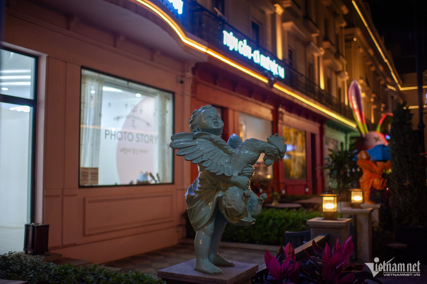 Khai trương vào tháng 9/2023, thời gian đầu, phố đi bộ Carnaby thu hút được nhiều bạn trẻ đến check-in với các mô hình, biểu tượng của châu Âu. Tuy nhiên lượng khách đến đây ngày càng giảm vì thiếu sức hút đối với các bạn trẻ.