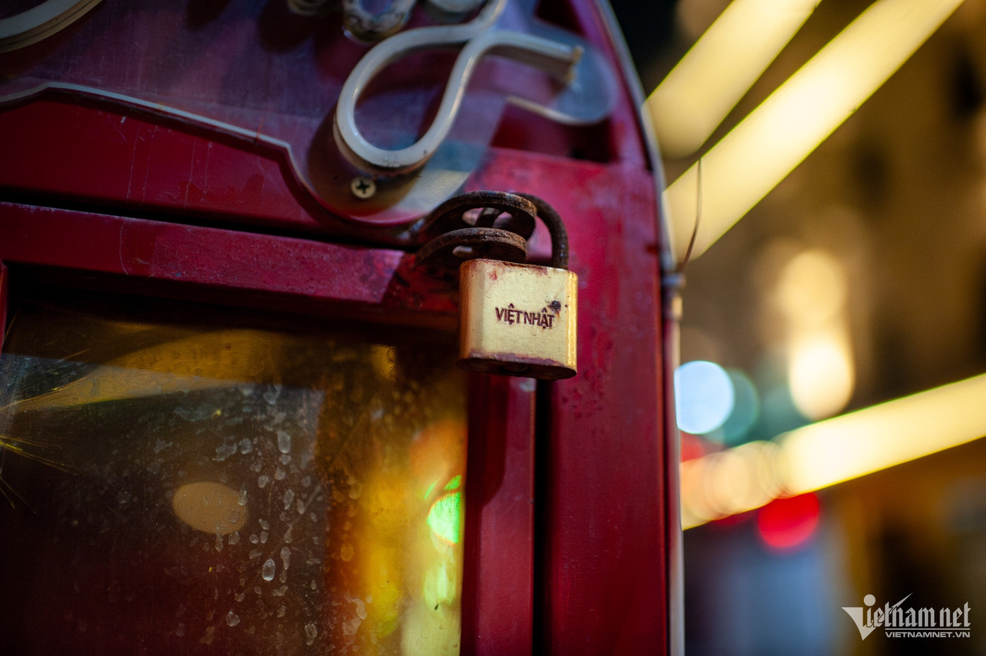 Những bốt điện thoại công cộng màu đỏ (đặc trưng của Anh quốc) từng được nhiều du khách chọn để check-in nhưng nay bị khóa, không ai sử dụng.