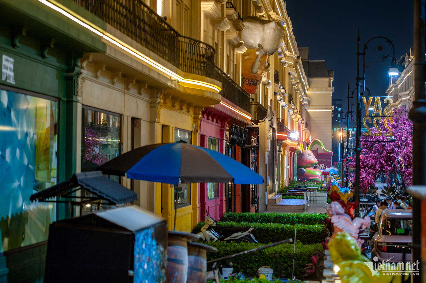 Loạt mặt bằng hai bên phố đi bộ Carnaby đóng cửa, chỉ lác đác một vài cửa hàng còn hoạt động.