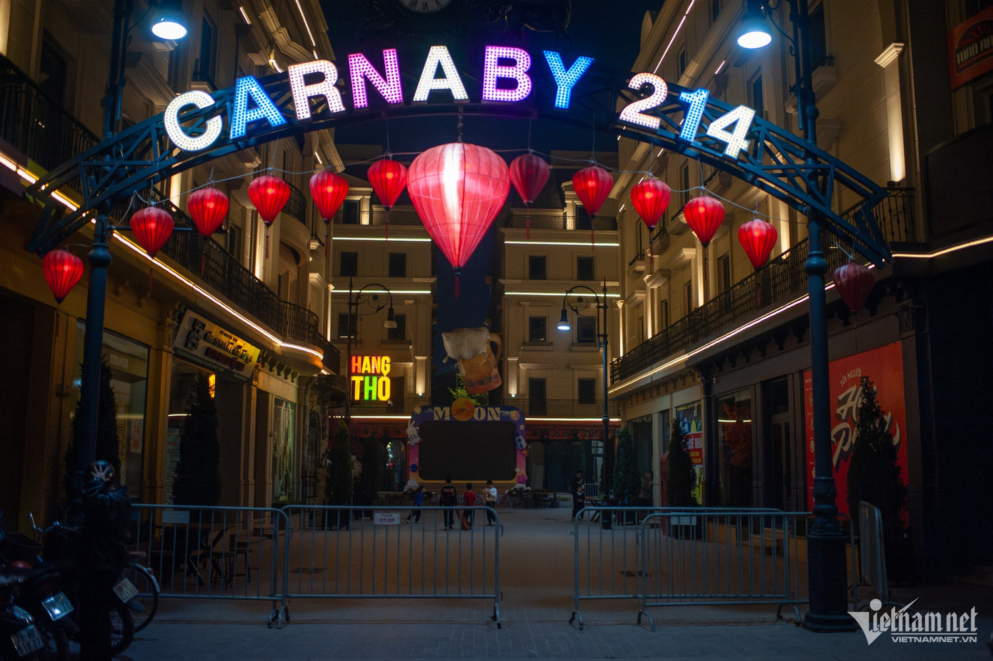 Phố đi bộ Carnaby 214 bên trong Trung tâm dự án Rue de Charme - Khu đô thị mới Hạ Đình, quận Thanh Xuân cho cảm giác không còn là điểm vui chơi sau 1,5 năm thành lập.