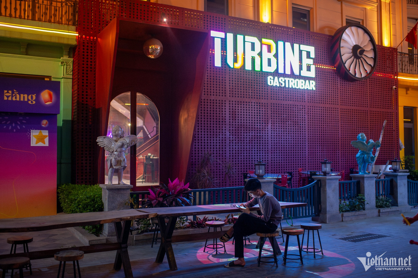 Anh Nam (quận Thanh Xuân) rất thích ra đây hóng gió vì sự yên tĩnh. "Thời gian đầu mới khai trương quả thật phố này luôn kín người nhưng rồi thưa dần và đến nay là vắng tanh. Vì nhà ở ngay gần phố đi bộ nên khi rảnh, tôi ra đây cho thoáng đãng", anh Nam chia sẻ.