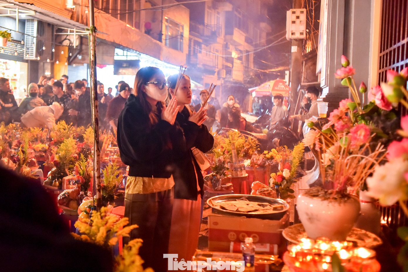 Không được vào bên trong, mọi người khấn vái từ phía ngoài Phủ.