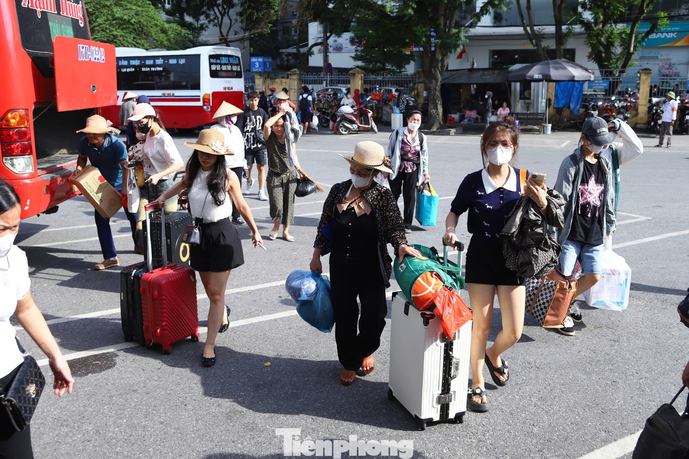 Từ trưa 3/9, tại các bến xe Giáp Bát, Mỹ Đình (Hà Nội), rất đông người dân từ các tỉnh, thành phố quay lại Thủ đô sau kỳ nghỉ lễ Quốc khánh kéo dài 4 ngày.