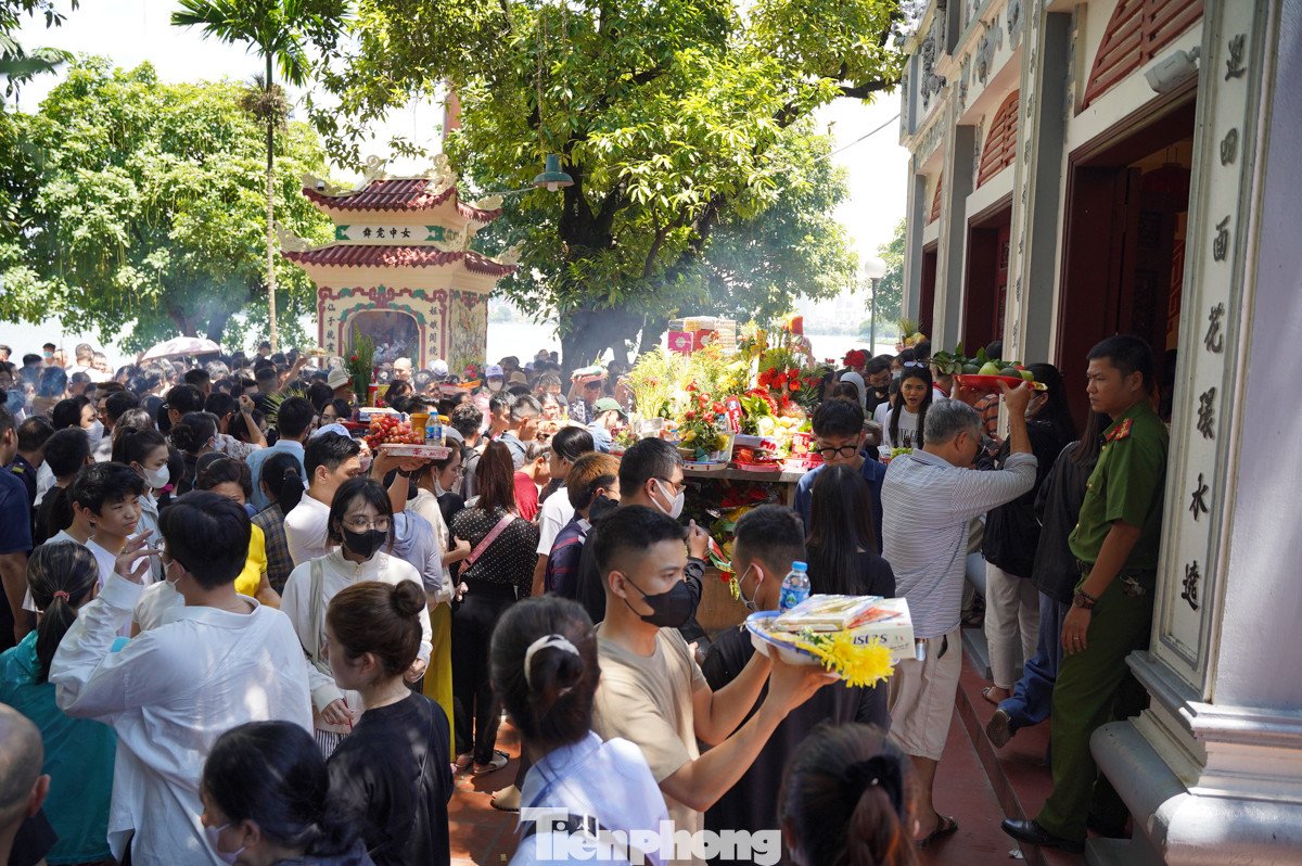 Lực lượng công an địa phương phải tăng cường túc trực tại các lối ra vào Phủ Tây Hồ nhằm đảm bảo an ninh trật tự, ngăn chặn các hành vi trộm cắp có thể xảy ra.