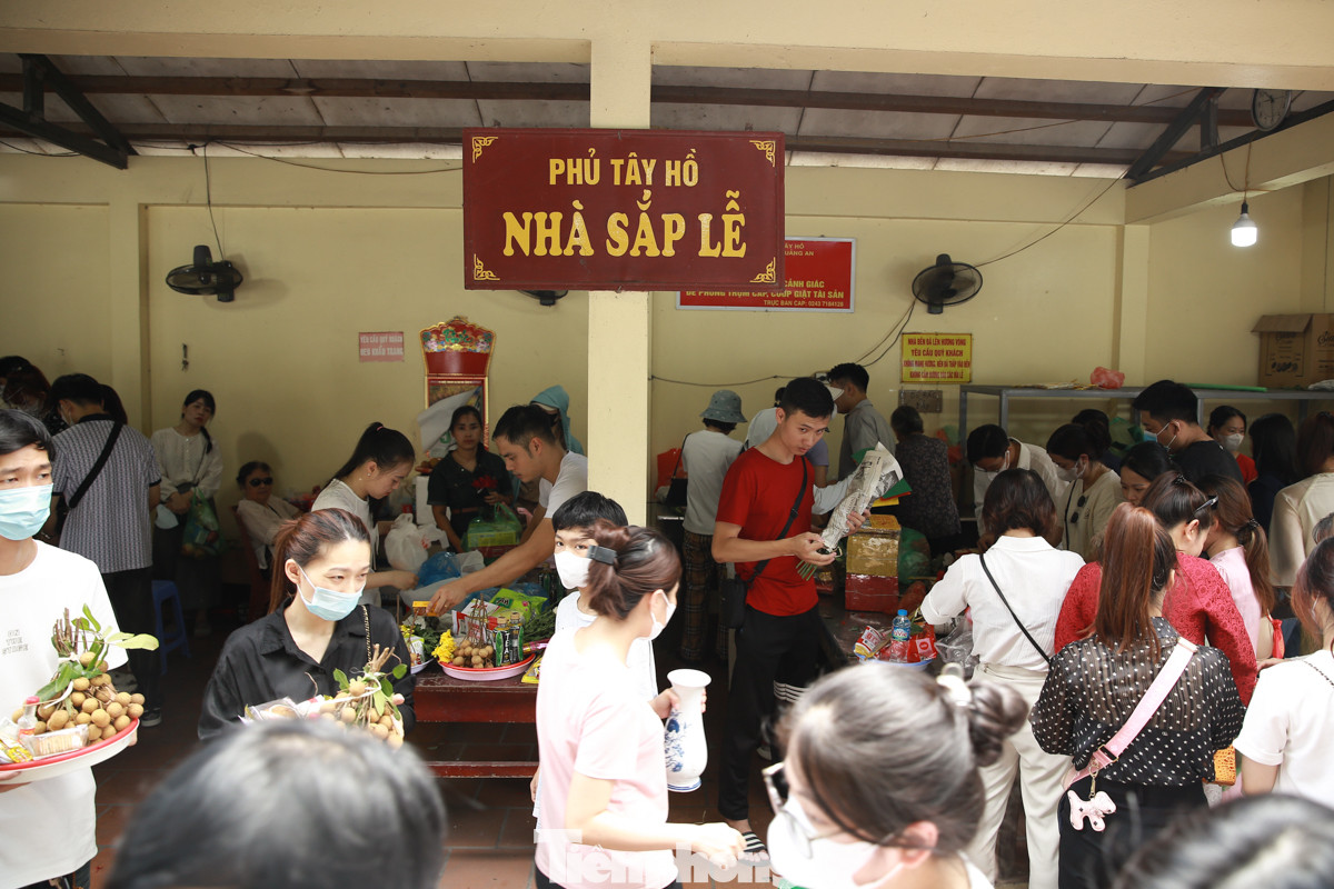 Các khu vực sắp lễ đông nghịt người ra vào. Theo quan sát, một mâm lễ cơ bản cho những người đến lễ Phủ gồm tiền vàng, hương, hoa quả... có giá dao động từ 100.000 đến 200.000 đồng.