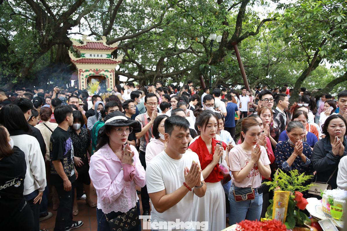 Khu vực sân trước Phủ chật cứng người đến chiêm bái.