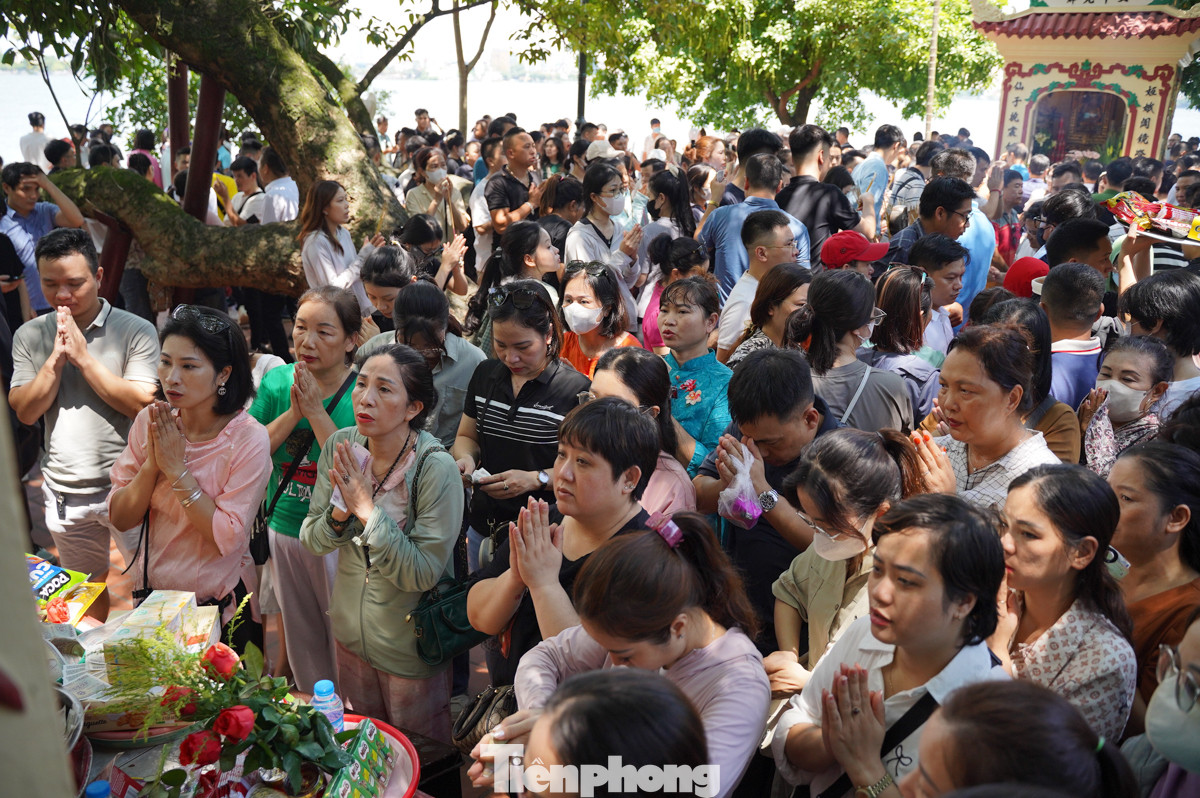 Khu vực sân trước Phủ chật cứng người đến chiêm bái.