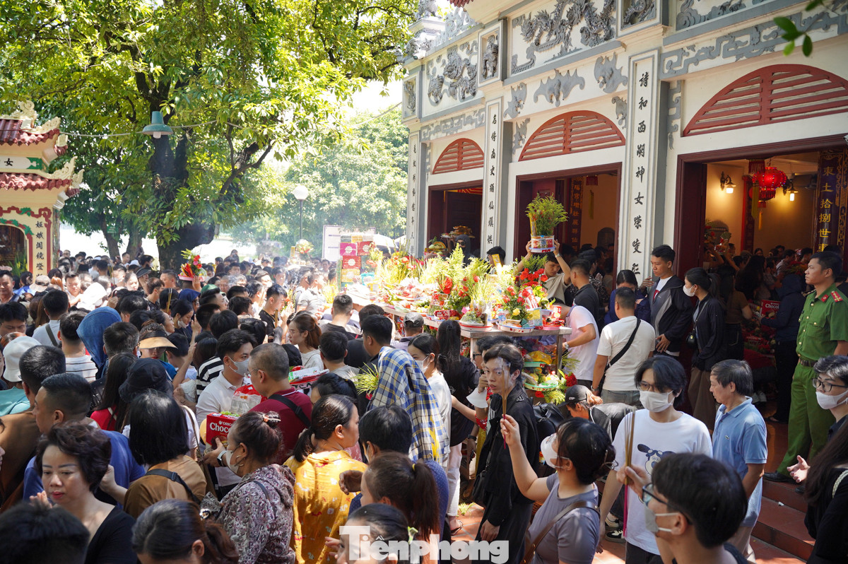 Các khu lễ, điện chính... đều đông nghịt người, nhiều người phải chen lấn để vào hành lễ.