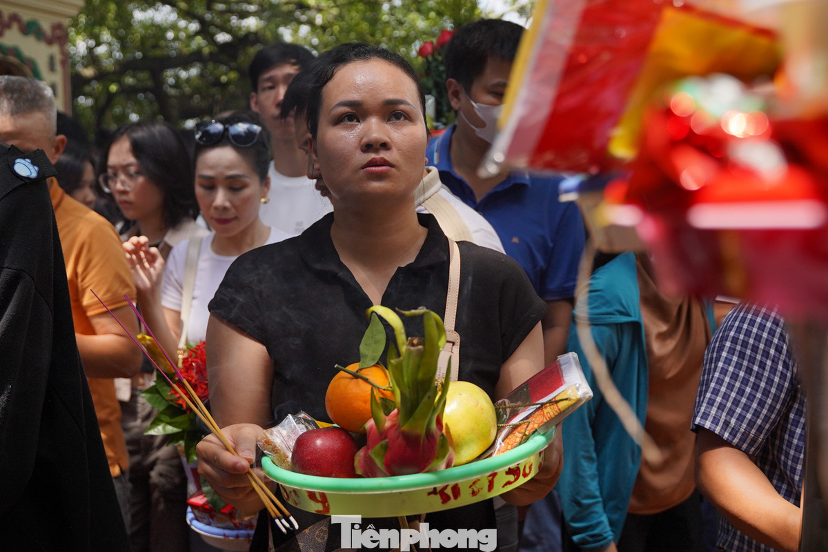 Không vào được bên trong điện chính, người phụ nữ đành đứng ngoài để chiêm bái, hành lễ.