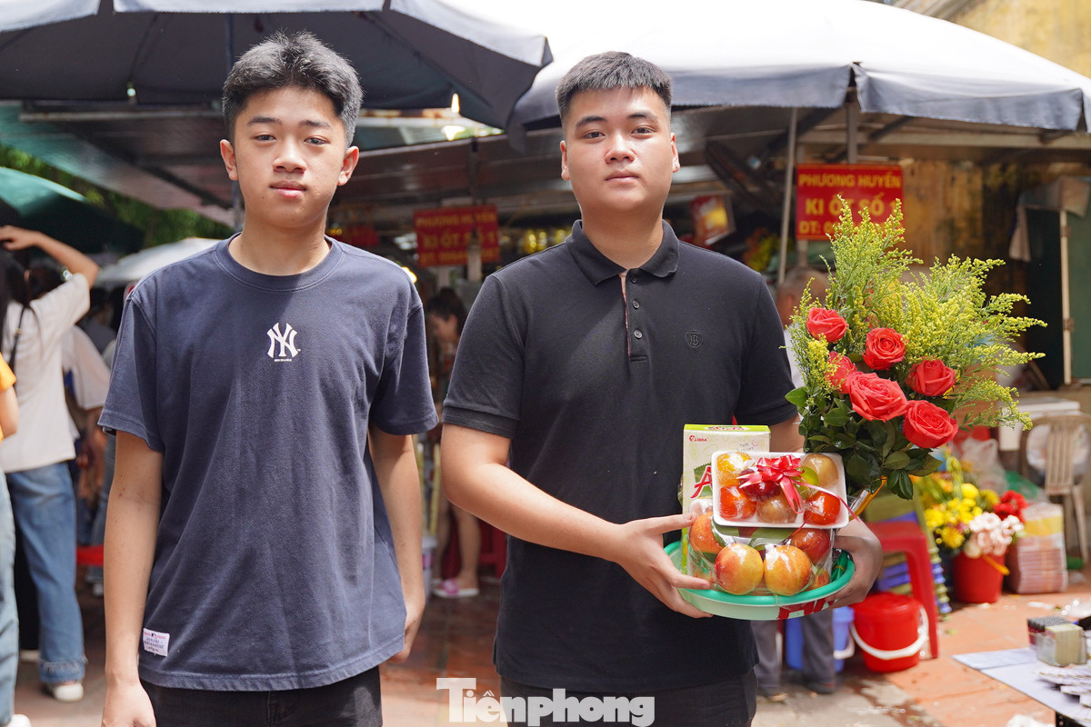 "Tháng cô hồn năm nào tôi cũng đến Phủ cầu an đầu tháng, mong gia đình gặp nhiều may mắn", anh Lê Viết Hà (Nam Từ Liêm, Hà Nội) nói.