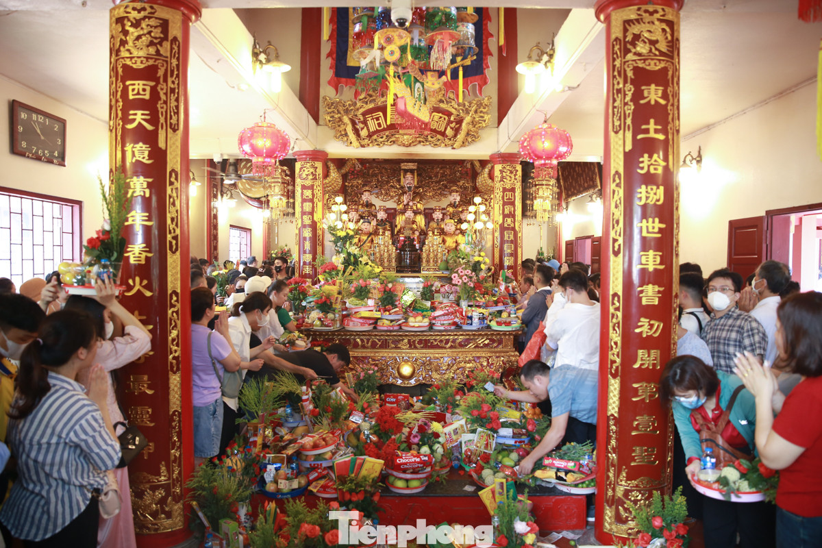 Bên trong điện chính, người người chen chúc hành lễ rất trang nghiêm.