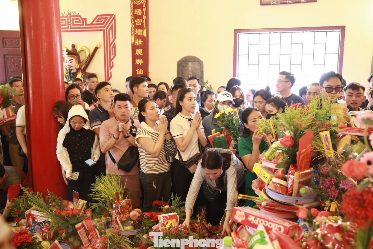 Dù không gian trong điện thờ Tam phủ công đồng Phủ Tây Hồ chật chội, nhiều người vẫn kiên nhẫn chờ, cố gắng tiến sát đến bàn thờ để thành tâm dâng lễ.