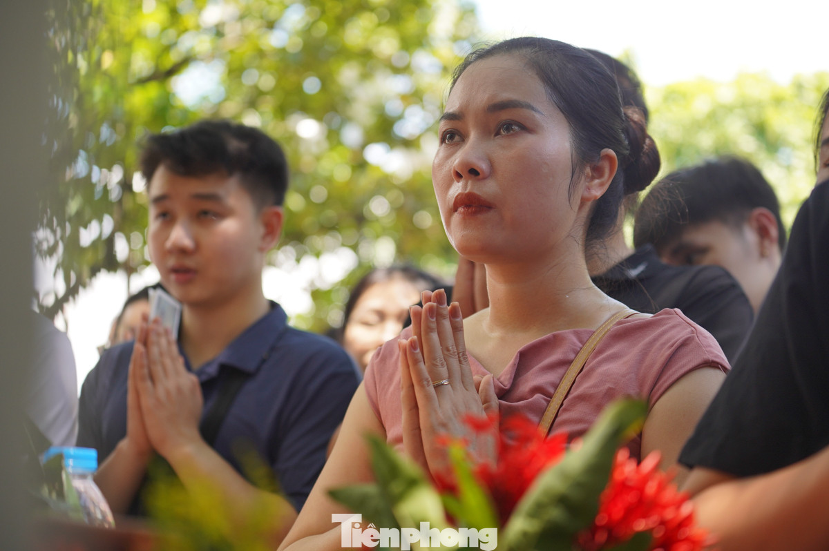 Khu vực sân trước Phủ chật cứng người đến chiêm bái.