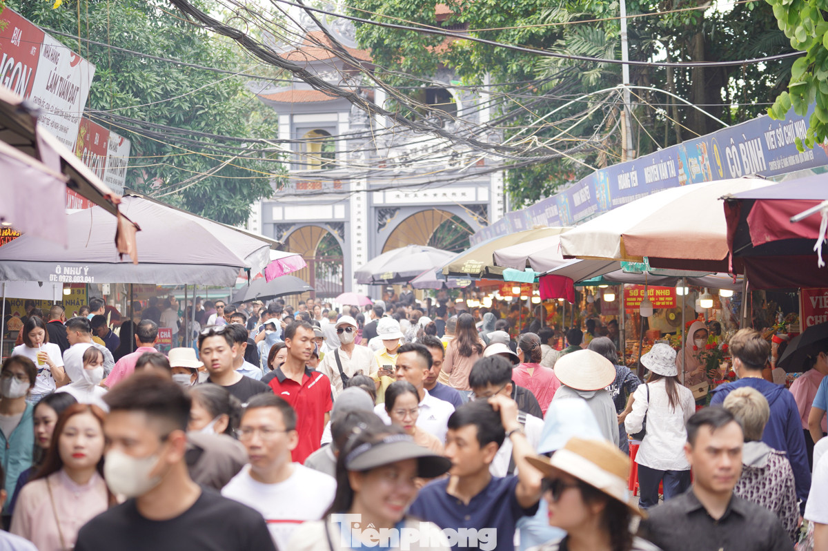 Theo tín ngưỡng dân gian, tháng 7 Âm lịch (tháng cô hồn) là dịp Diêm Vương mở Quỷ Môn Quan. Vì vậy, nhiều người đến chùa, đền, phủ để cầu bình an, may mắn ngay từ đầu tháng.