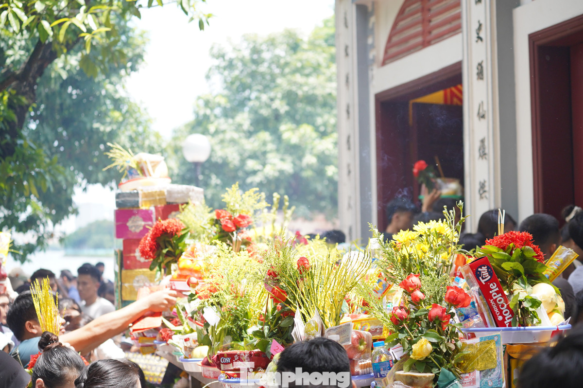 Bàn được bố trí sắp lễ bên ngoài cửa điện chính không còn chỗ trống.