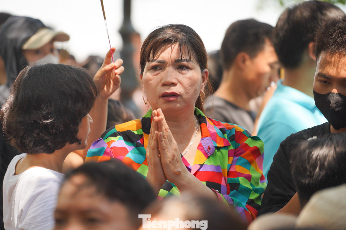 Khu vực sân trước Phủ chật cứng người đến chiêm bái.