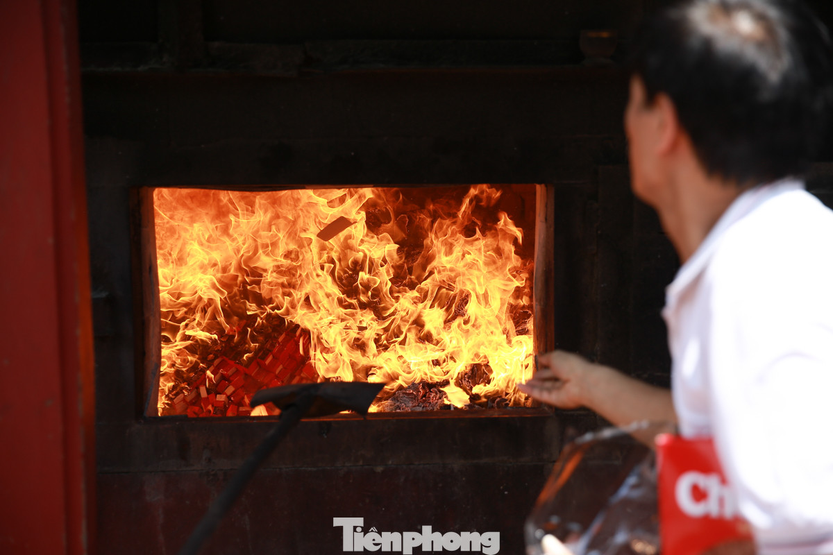 Khu vực đốt vàng mã luôn đỏ lửa, người dân xếp hàng đợi đến lượt vào hóa vàng.