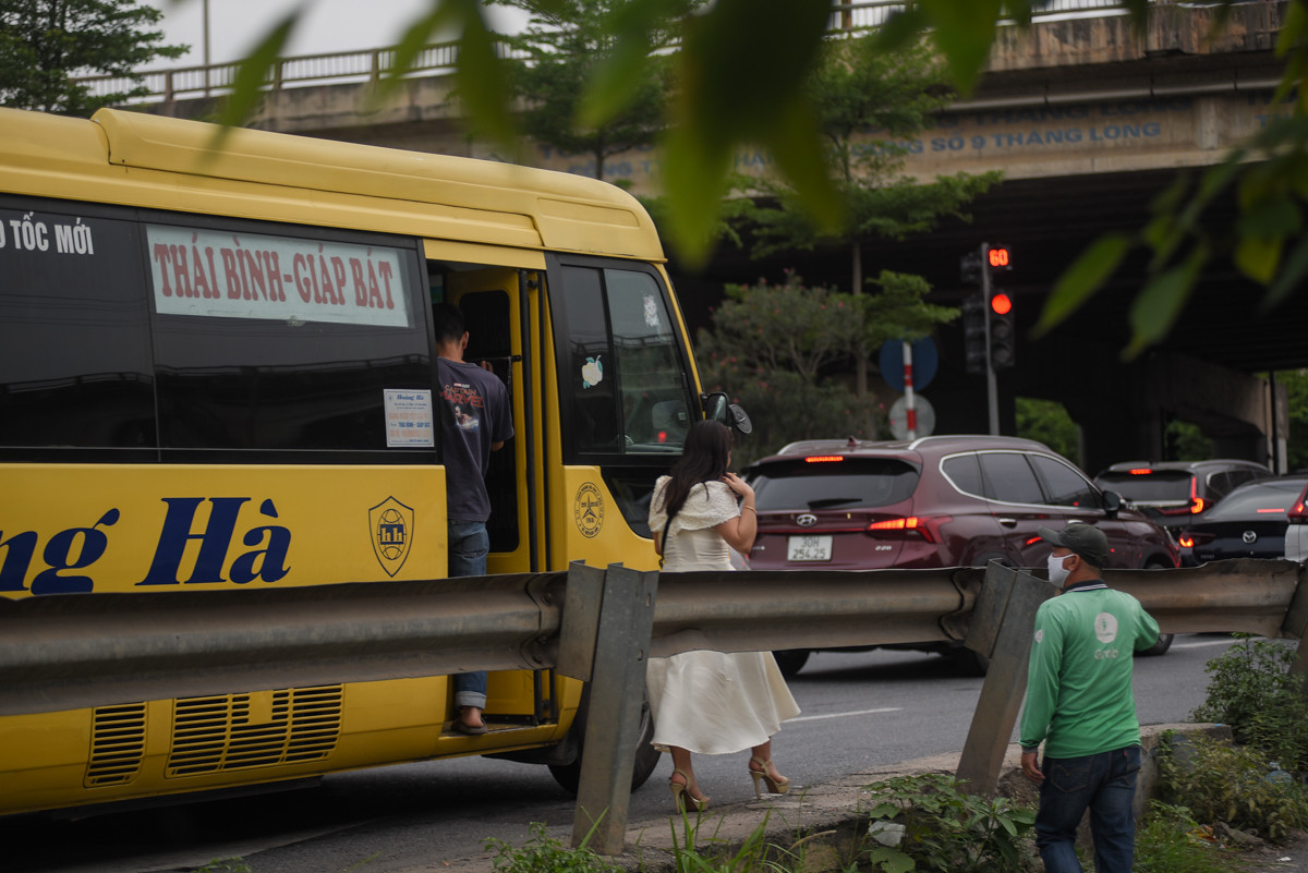 Các tài xế công nghệ đã đứng sẵn chỉ chờ khách xuống xe để mời gọi. Các tài xế công nghệ đã đứng sẵn chỉ chờ khách xuống xe để mời gọi.