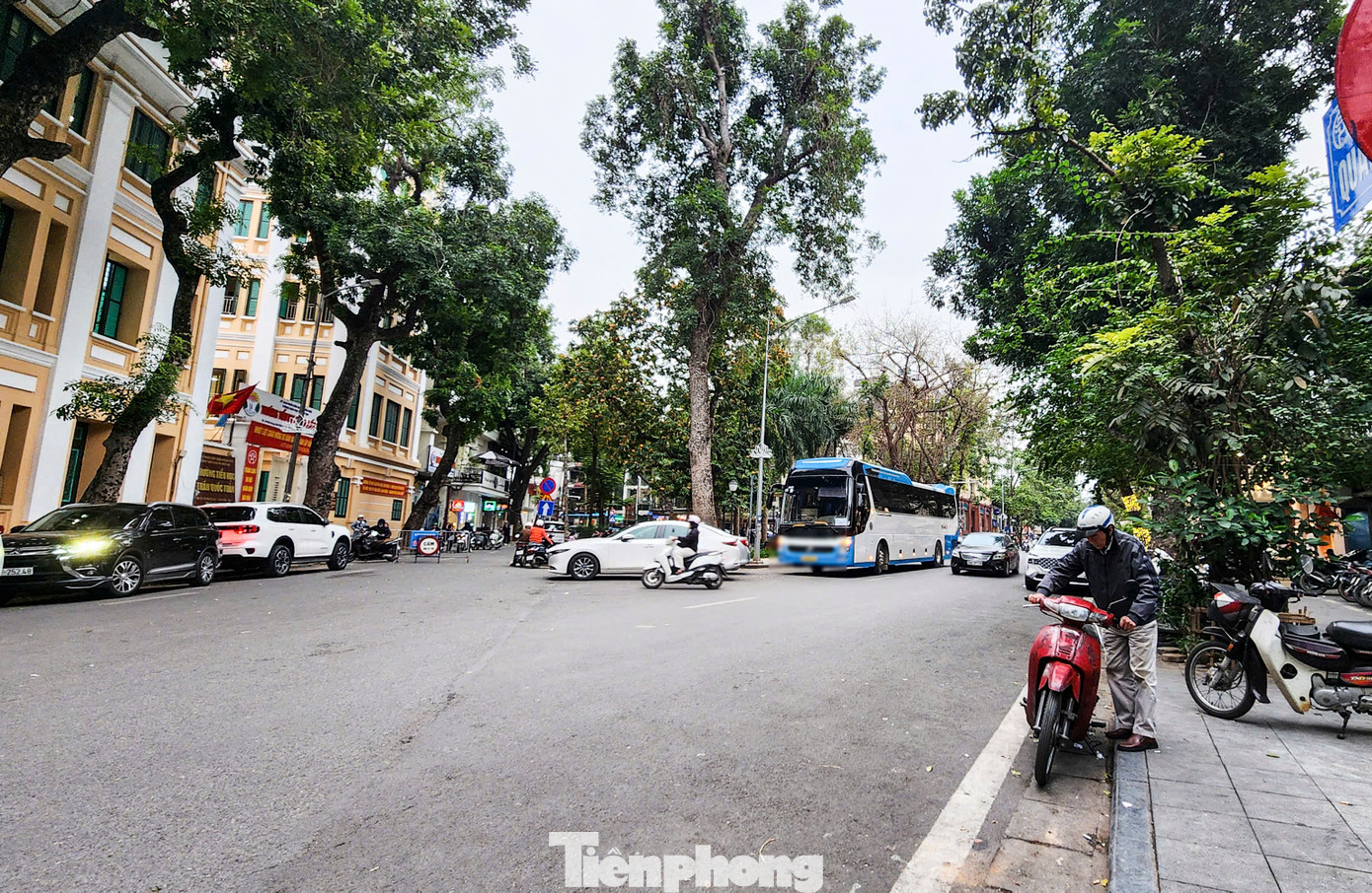 Lúc 17h30 trên phố Nhà Chung, trong thời điểm cấm, một chiếc xe trên 16 chỗ vẫn dừng dưới lòng đường.