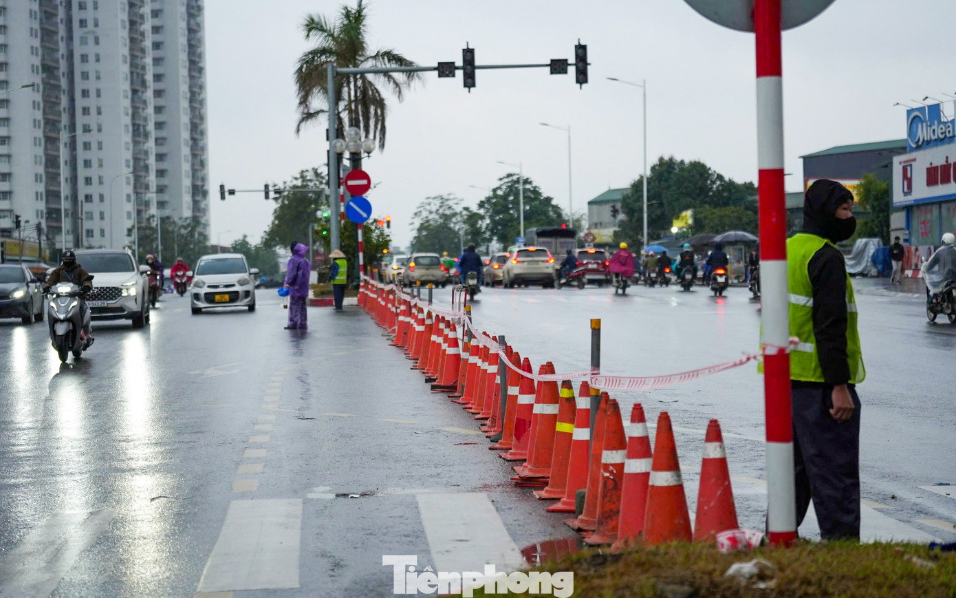 Theo ghi nhận của Tiền Phong, từ đầu giờ sáng, lực lượng chức năng đã tiến hành rào chắn tại ngã tư Trần Hữu Dực - Nguyễn Văn Giáp. Đồng thời, đèn tín hiệu giao thông trong khu vực này cũng đã được tắt.