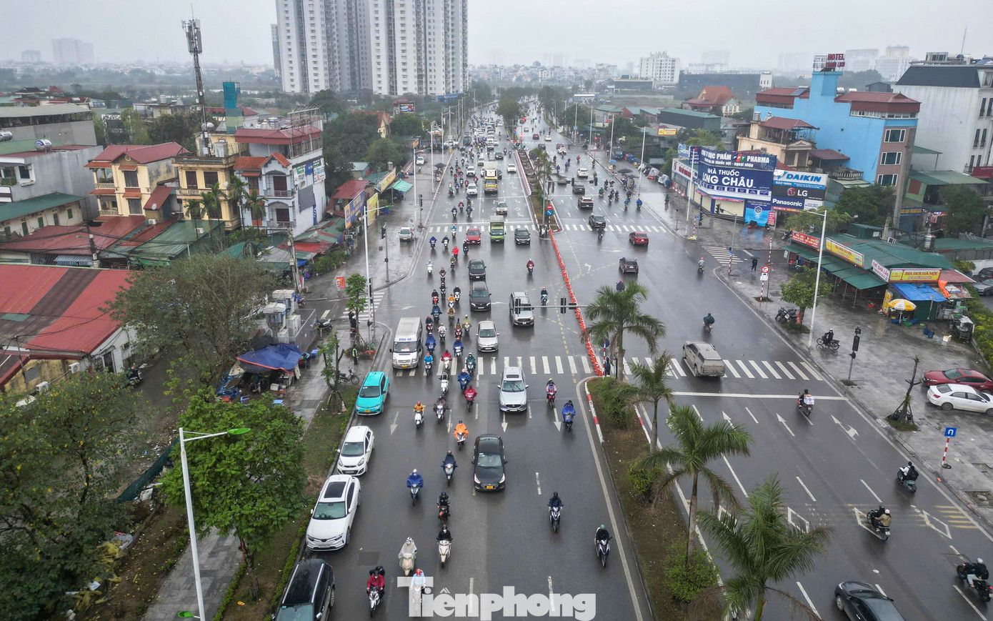 Sáng 24/2, Ban Duy tu các công trình giao thông (Sở GTVT Hà Nội) phối hợp cùng Đội CSGT đường bộ số 6 (Phòng CSGT Công an TP Hà Nội) và Đội Thanh tra giao thông quận Nam Từ Liêm đã tắt đèn đỏ và đóng ngã tư Trần Hữu Dực - Nguyễn Văn Giáp. Động thái này được đưa ra nhằm giảm tình trạng ùn tắc trên đường Trịnh Văn Bô - Trần Hữu Dực (quận Nam Từ Liêm) trong thời gian qua.