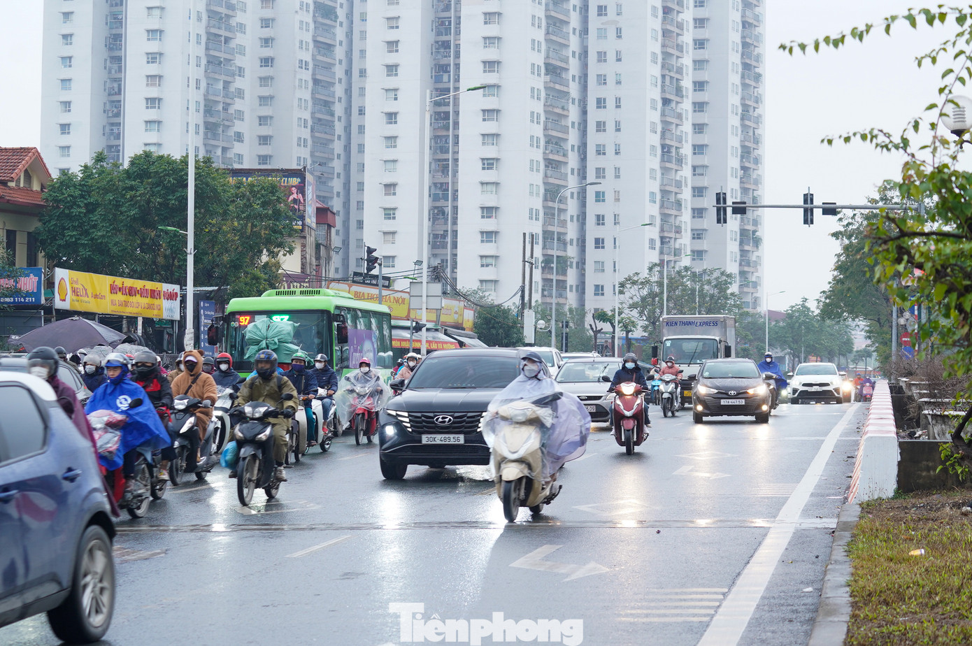 Anh Nguyễn Hữu Hiếu (quận Nam Từ Liêm) cho biết: "Hôm nay là ngày đầu tuần nhưng khu vực đường Trịnh Văn Bô đã không còn ùn tắc, di chuyển dễ dàng hơn so với những ngày trước đây. Đèn đỏ ở đây quá dài, có lúc lên đến 110 giây, việc tắt đèn tín hiệu như thế này đã phần nào giải quyết được tình trạng ùn tắc. Mong rằng các cơ quan chức năng sẽ tiếp tục theo dõi và có những điều chỉnh phù hợp để giao thông luôn thông thoáng".