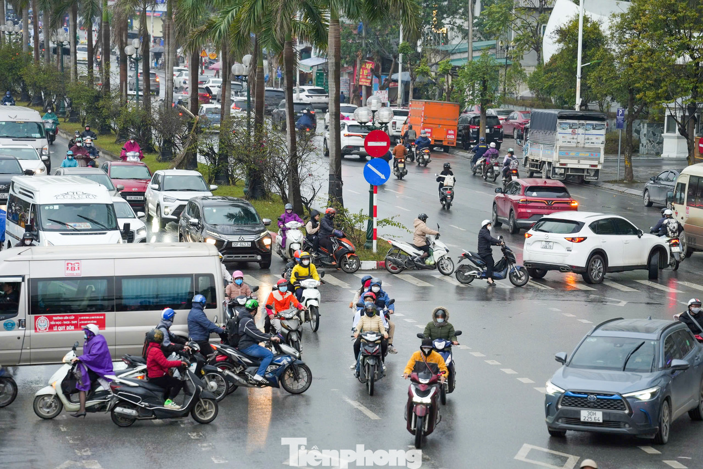 Từ hôm nay, các phương tiện muốn rẽ từ đường Trần Hữu Dực vào Nguyễn Văn Giáp buộc phải quay đầu ở các điểm mở.