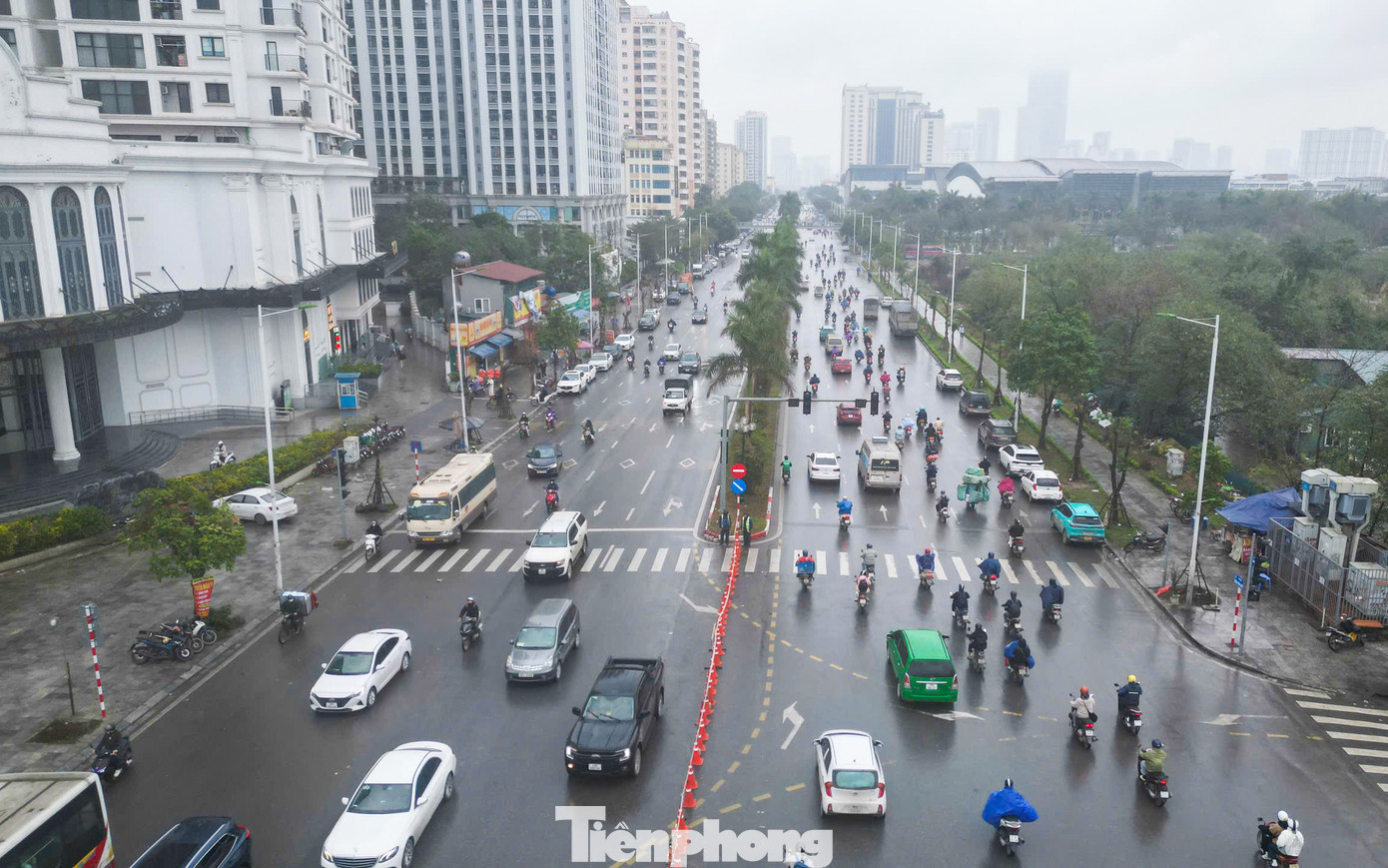 Quan sát cho thấy, sau khi tắt đèn tín hiệu giao thông và đóng ngã tư Trần Hữu Dực - Nguyễn Văn Giáp, khu vực này không còn gặp phải tình trạng ùn tắc, các phương tiện di chuyển trở nên thuận lợi hơn.