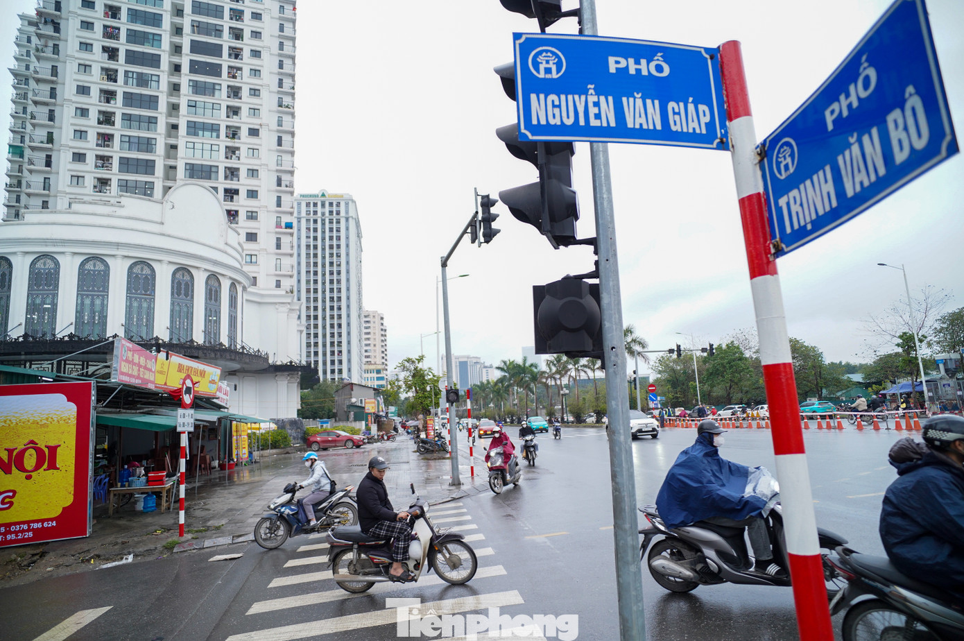 Từ hôm nay, các phương tiện muốn rẽ từ đường Trần Hữu Dực vào Nguyễn Văn Giáp buộc phải quay đầu ở các điểm mở.