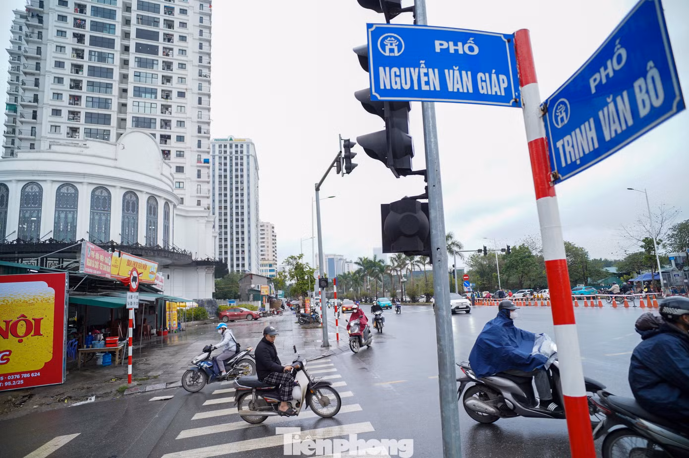 Từ hôm nay, các phương tiện muốn rẽ từ đường Trần Hữu Dực vào Nguyễn Văn Giáp buộc phải quay đầu ở các điểm mở.
