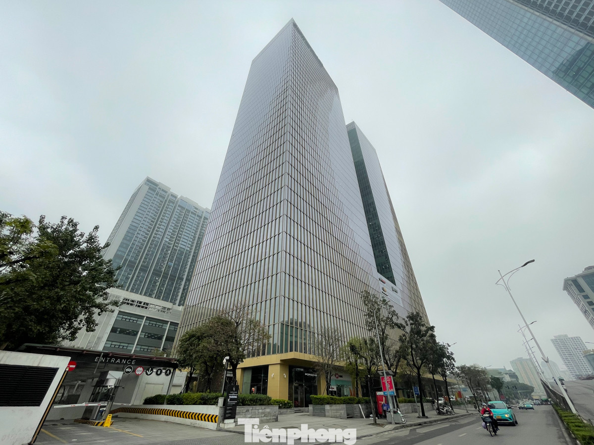 Toàn bộ không gian được bao quanh bởi hệ kính có chiều cao 2,7 m phủ kín từ mặt sàn đến trần và tầm nhìn toàn cảnh 360 độ.