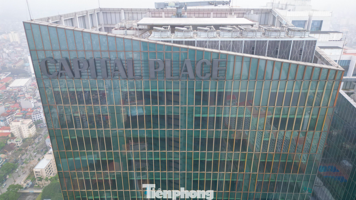 Tòa nhà Capital Place vốn là một phần của dự án Vinhomes Metropolis, sau đó được chuyển nhượng sang cho pháp nhân CTCP Twin-Peaks thuộc sở hữu của tập đoàn bất động sản bất động sản Singapore Capitaland.