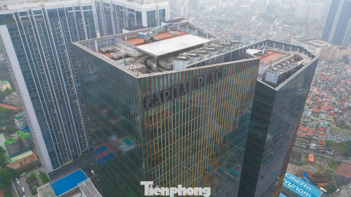 Được biết, tòa nhà văn phòng Capital Place tọa lạc tại khu vực giao cắt giữa các tuyến đường Liễu Giai – Kim Mã – Nguyễn Chí Thanh (quận Ba Đình). Toà nhà có tổng diện tích cho thuê 93.550m2 và tổng diện tích cho thuê thương mại là 5.279m2.