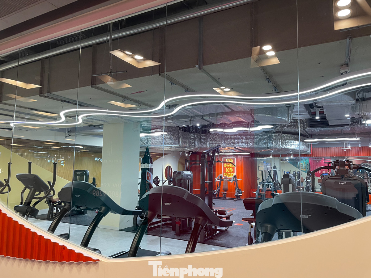 Capital Palace là nơi tập trung các khách thuê là tập đoàn đa quốc gia như HSBC Việt Nam, Porsche, Ngân hàng Standard Chartered Việt Nam, Shopee …