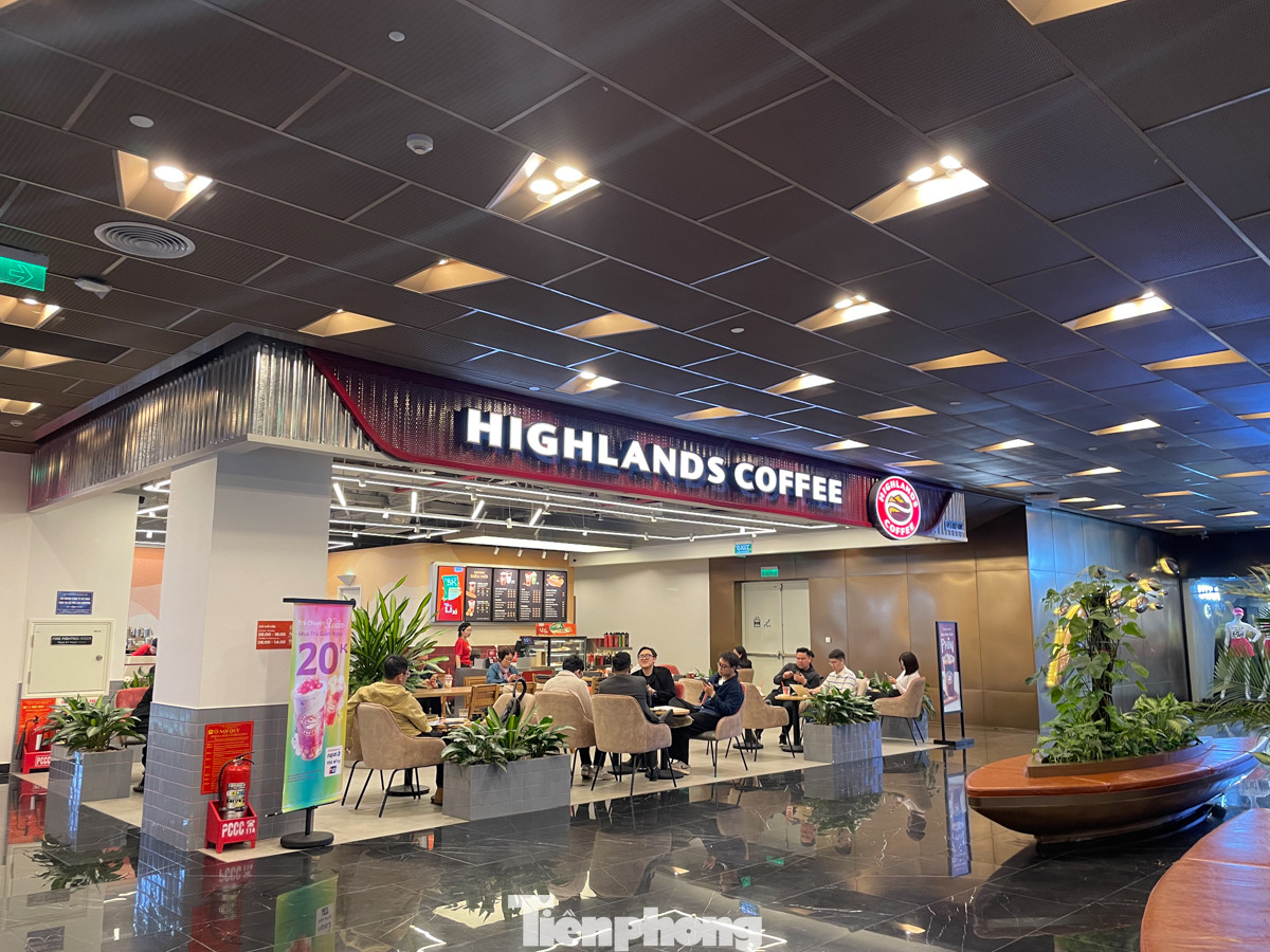 Capital Palace là nơi tập trung các khách thuê là tập đoàn đa quốc gia như HSBC Việt Nam, Porsche, Ngân hàng Standard Chartered Việt Nam, Shopee …