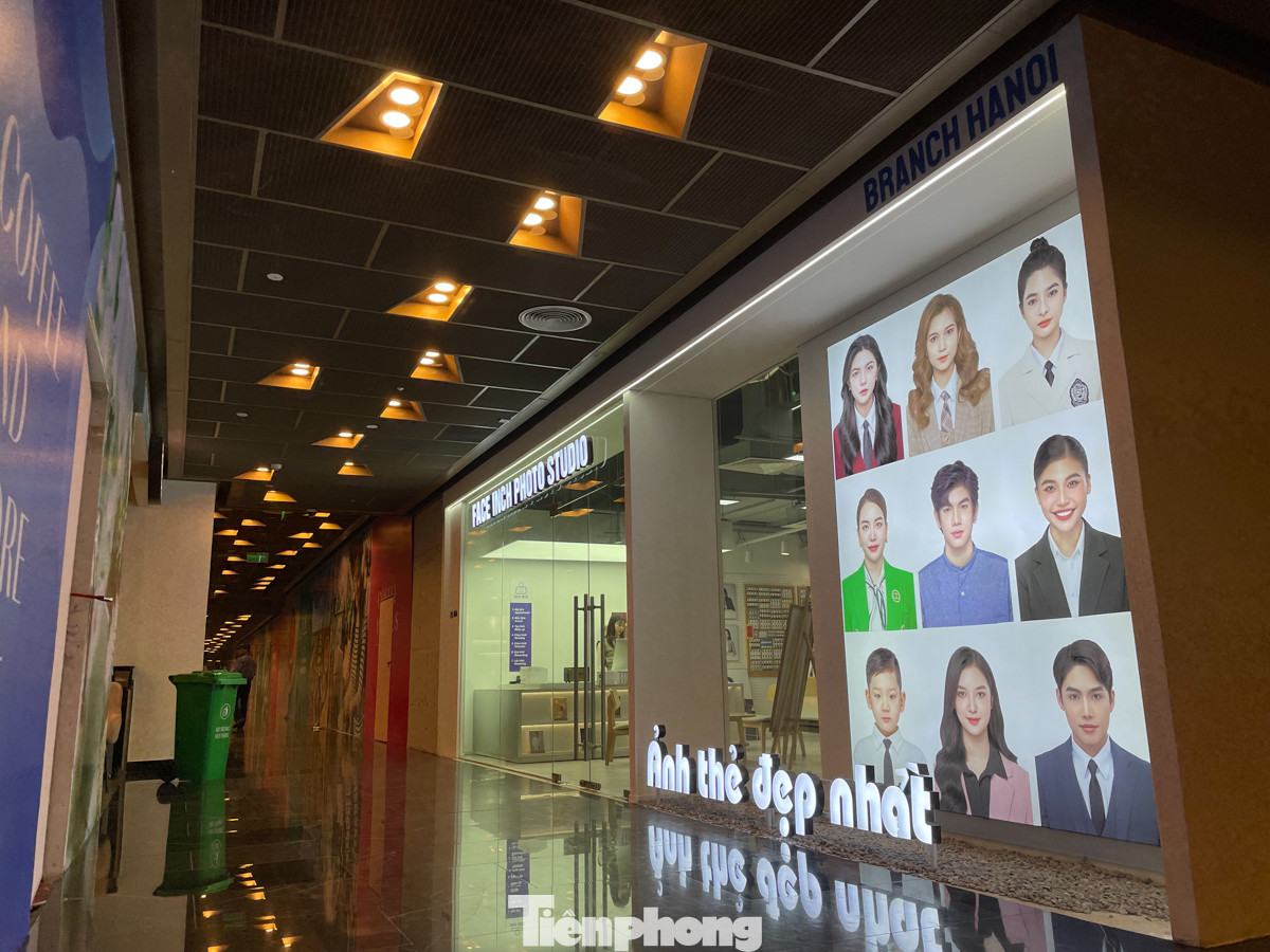 Capital Palace là nơi tập trung các khách thuê là tập đoàn đa quốc gia như HSBC Việt Nam, Porsche, Ngân hàng Standard Chartered Việt Nam, Shopee …