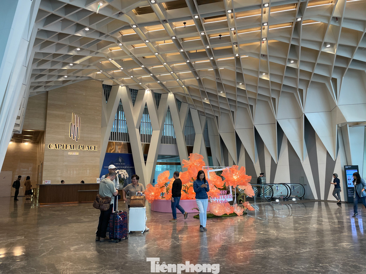 Capital Place được giới thiệu là toà nhà đầu tiên ở Hà Nội đạt chứng chỉ LEED Gold.