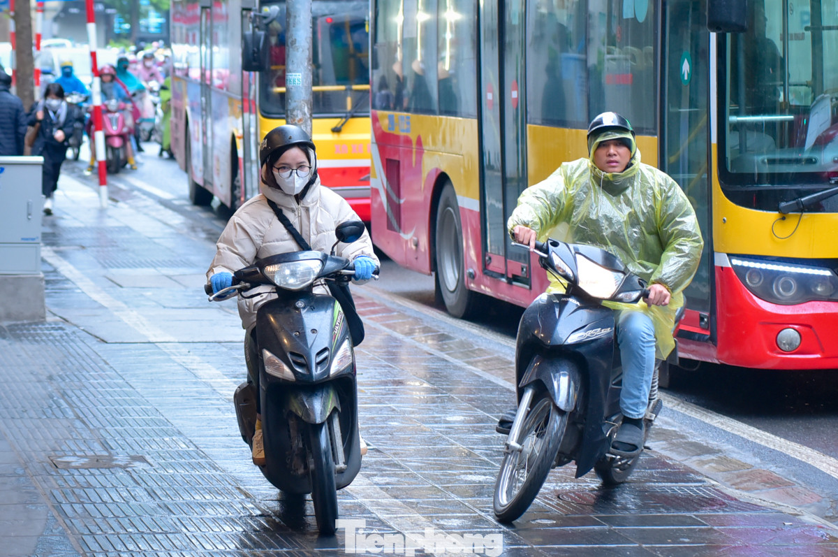 Một số phương tiện leo lên vỉa hè hòng"thoát tắc".