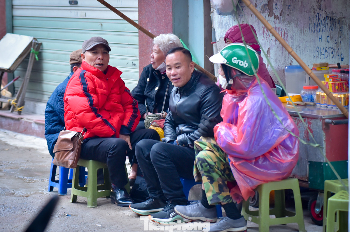 Người dân ngồi co ro trong gió rét.