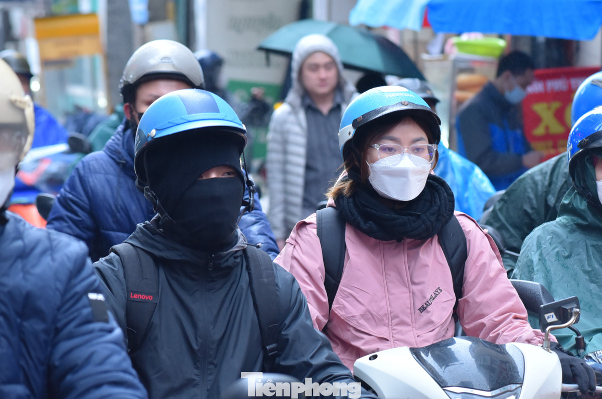 Lạnh kèm mưa trong giờ cao điểm sáng khiến người dân di chuyển khó khăn.