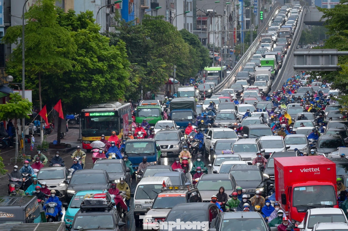 Dòng xe nối dài trong giờ cao điểm sáng.