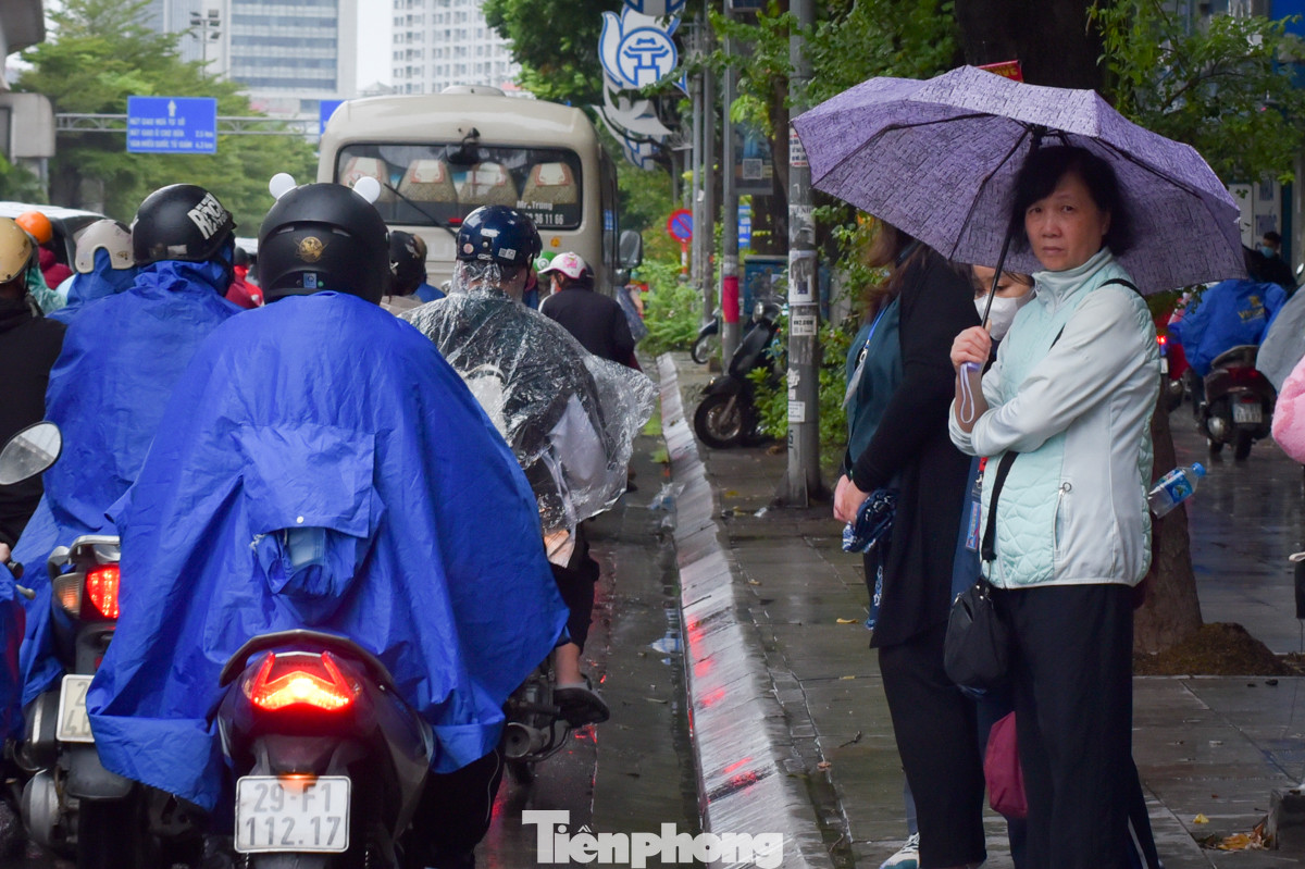 Theo thông tin từ Trung tâm Dự báo khí tượng thủy văn Quốc gia, từ ngày 16/12 đến ngày 25/12, không khí lạnh cường độ mạnh đã ảnh hưởng đến khu vực Bắc bộ, Trung Trung bộ. Tại Hà Nội, sáng 19/12, trời rét đậm, nền nhiệt dao động từ 12-17 độ.