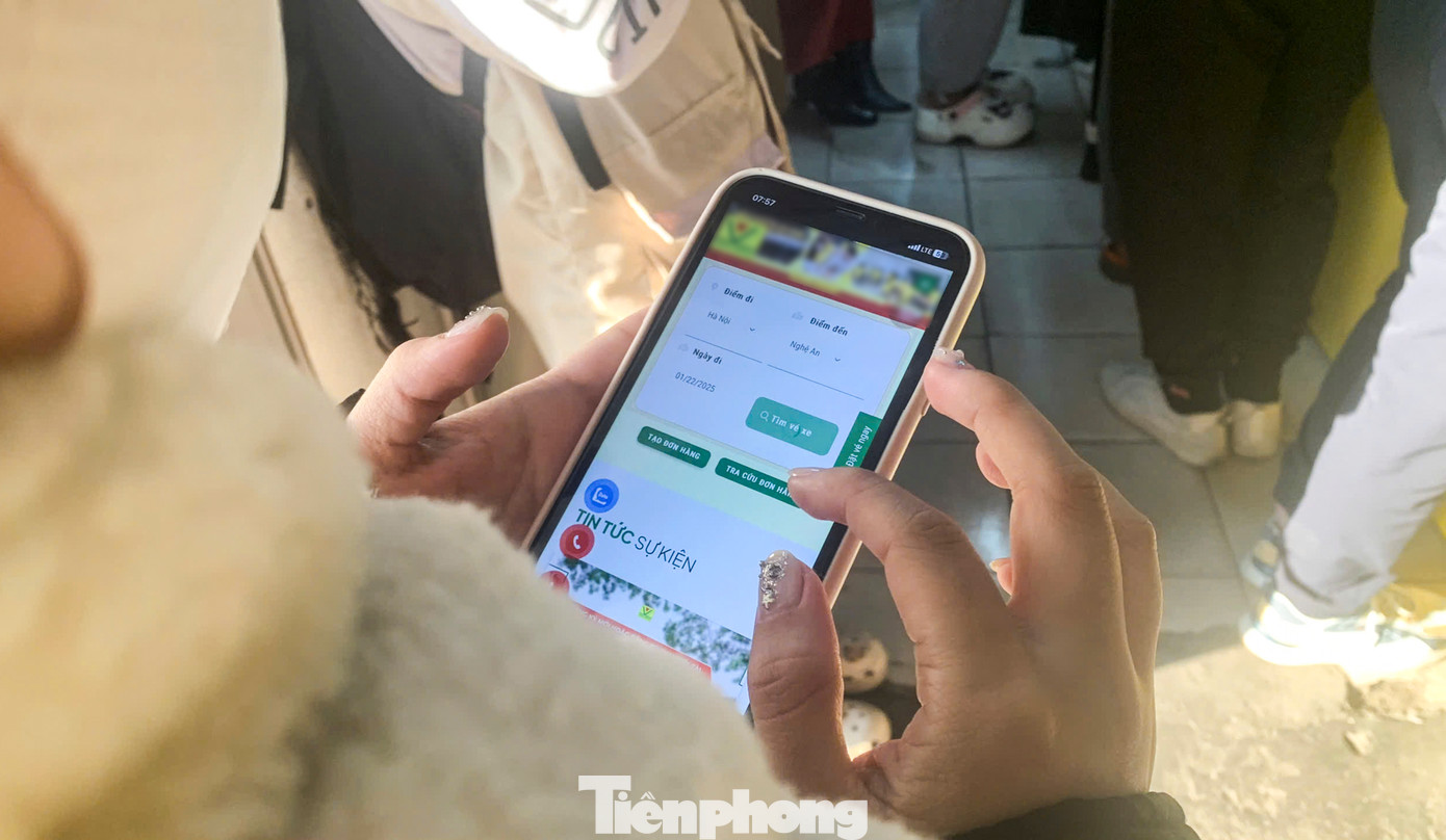 Một số người trong lúc xếp hàng đã tranh thủ thử săn vé online, tuy nhiên đều không thành công do hệ thống quá tải hoặc không còn vé phù hợp.