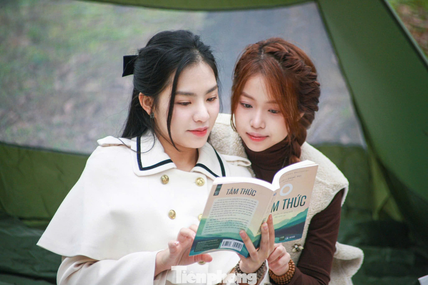 Tại khu vực Công viên Yên Sở, nhiều bạn trẻ chọn đến đây cắm trại để "chữa lành". "Tôi cảm thấy mọi thứ thật nhộn nhịp, và vào cuối tuần, tôi muốn tìm một nơi để cân bằng lại cảm xúc, trò chuyện và thưởng thức đồ ăn cùng bạn bè", bạn Hoàng Hồng Hạnh cho biết.