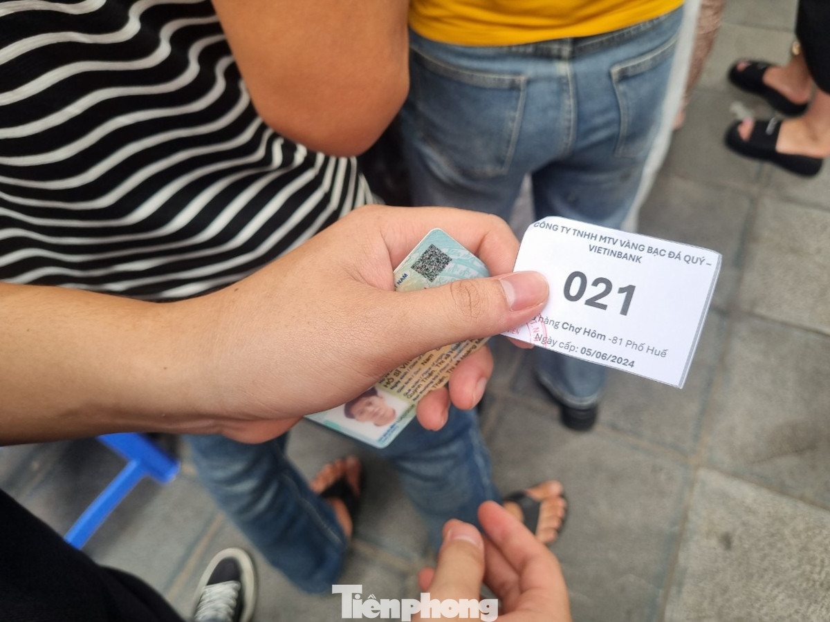 Người dân đến mua vàng được ngân hàng sắp xếp chỗ ngồi, gọi tên từng khách hàng theo số thứ tự lượt mua đã phát. Người dân đến mua vàng được ngân hàng sắp xếp chỗ ngồi, gọi tên từng khách hàng theo số thứ tự lượt mua đã phát.