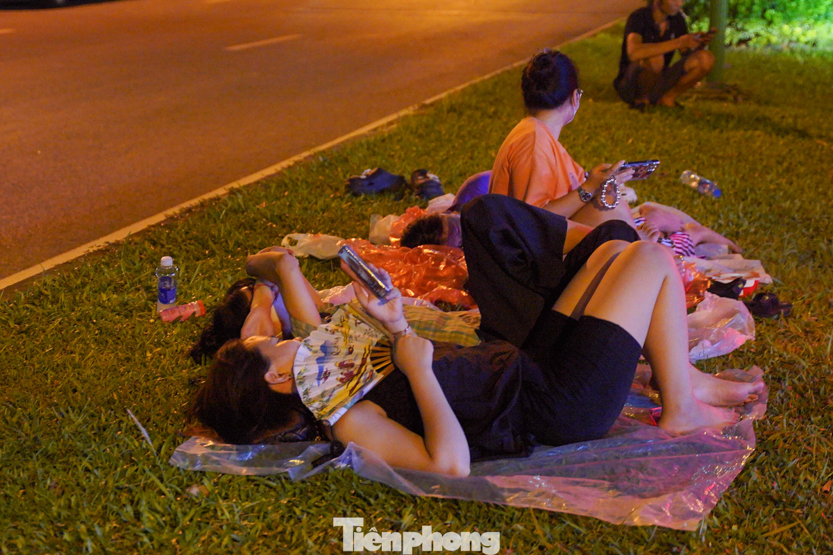 Một số người vạ vật nằm chờ trên giải phân cách giao thông.