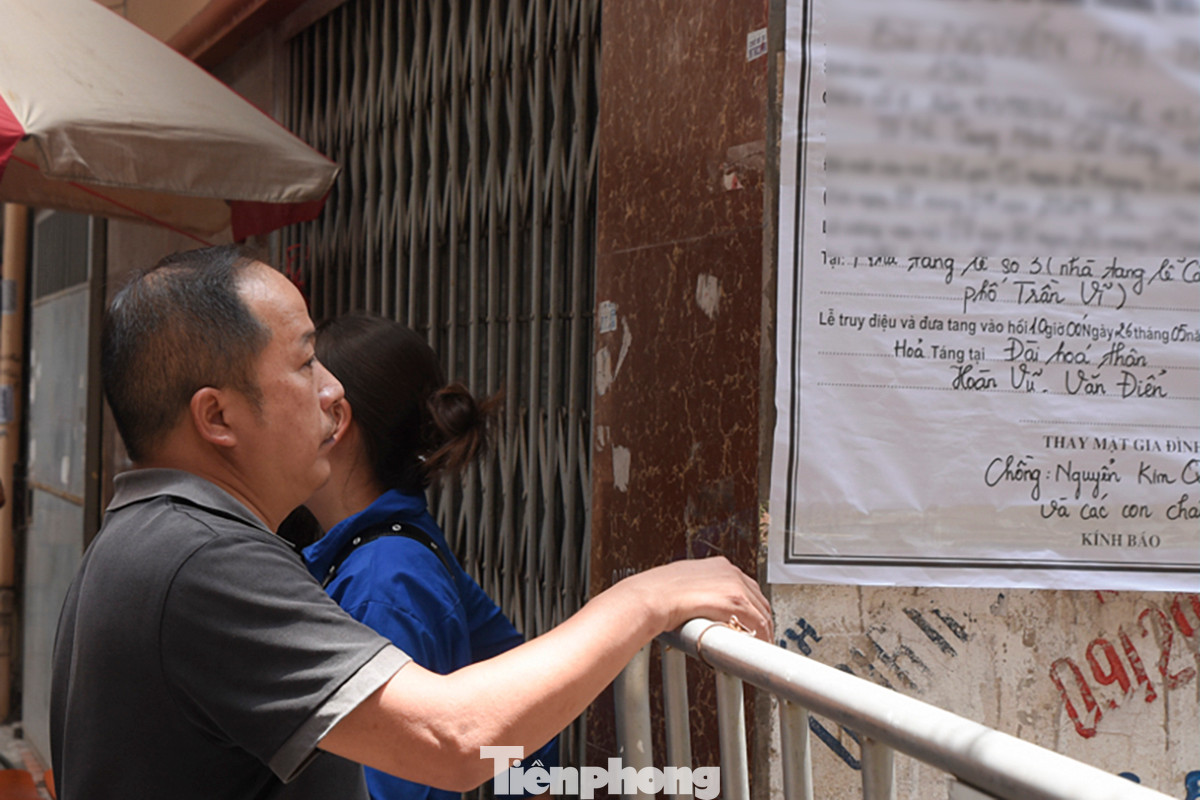 Nhiều người đứng từ bên ngoài nhìn vào thương tiếc những người không may gặp nạn.