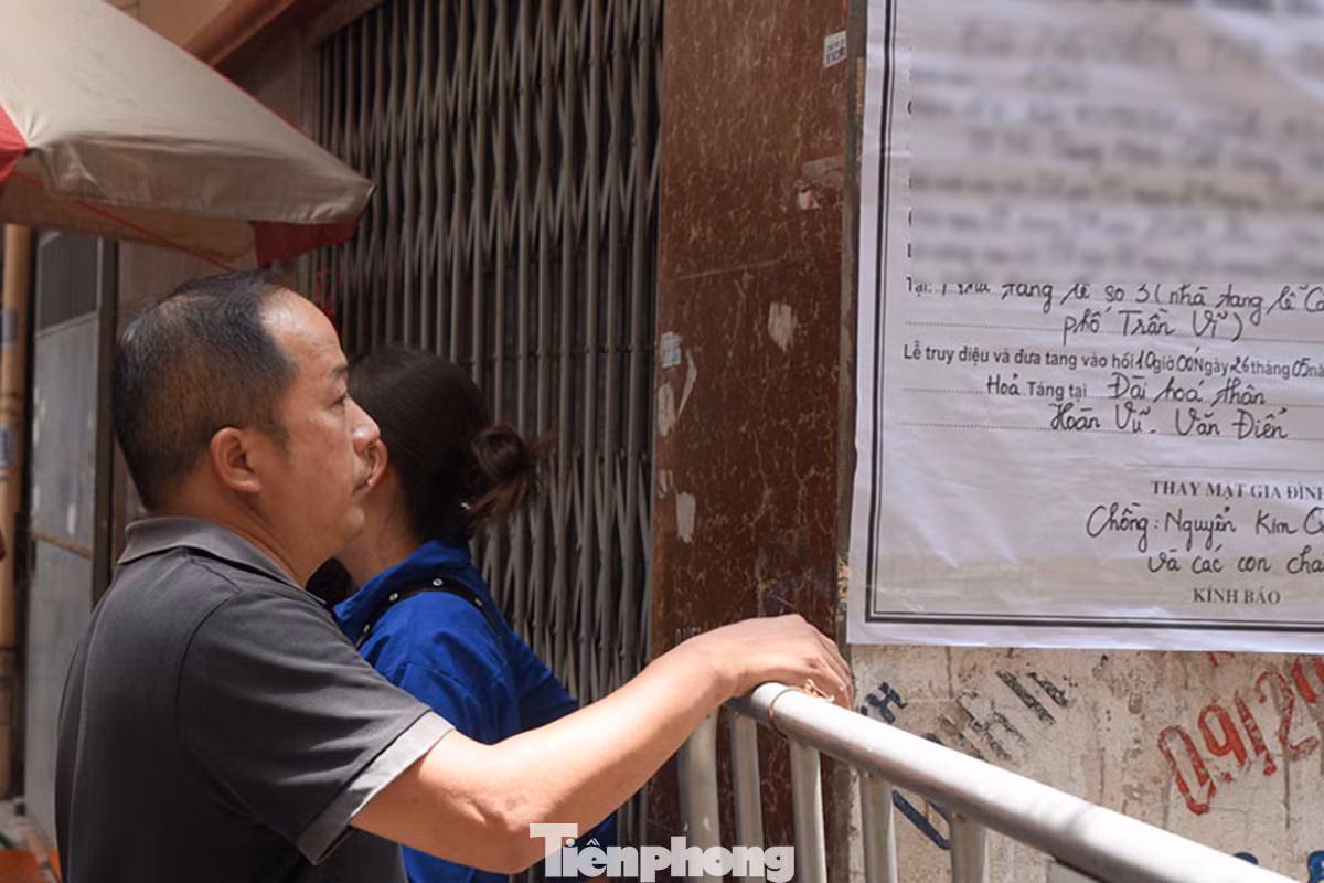 Nhiều người đứng từ bên ngoài nhìn vào thương tiếc những người không may gặp nạn.