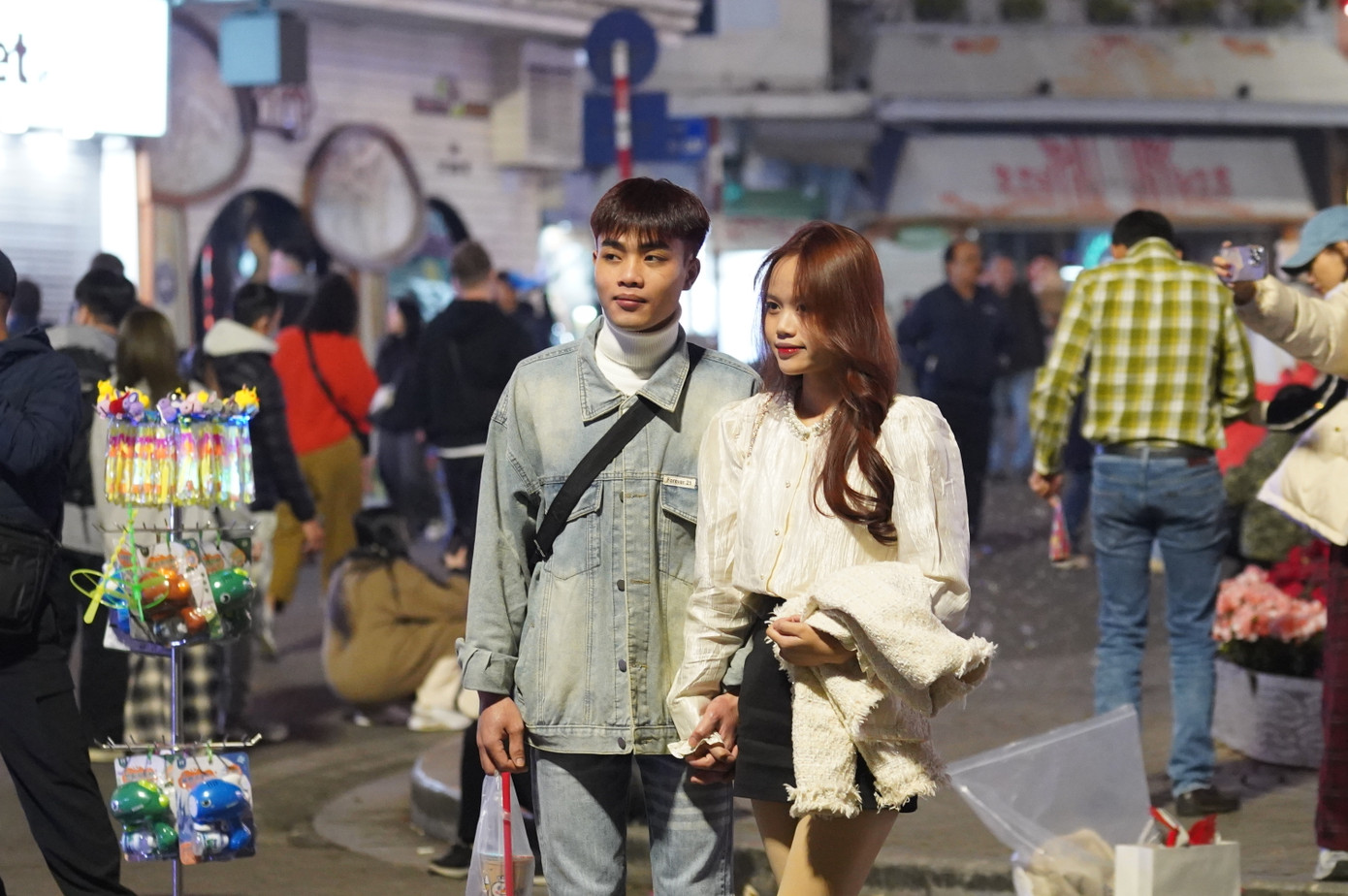 Nhiều bạn trẻ dạo quanh Hồ Gươm chờ đón năm mới. Nhiều bạn trẻ dạo quanh Hồ Gươm chờ đón năm mới.