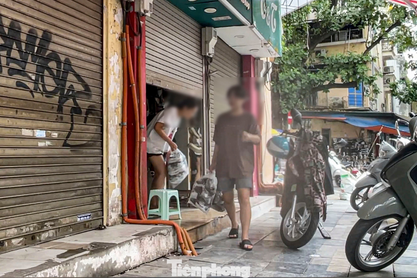 Cửa hàng chỉ mở hé cửa khi có khách gọi mua. Ảnh: Đức Nguyễn.